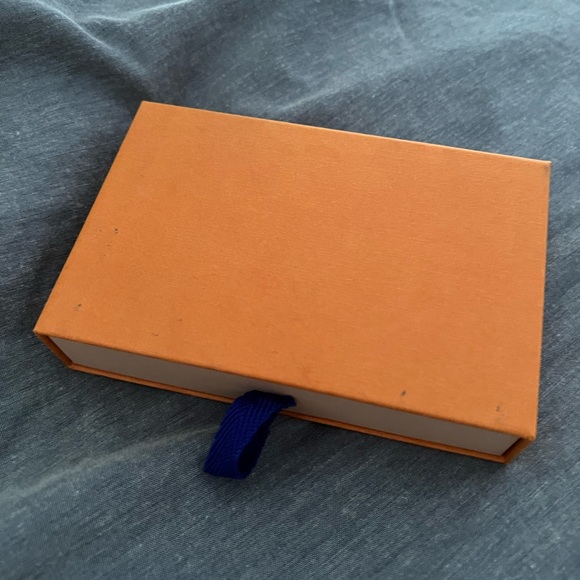 i’m selling an authentic Louis vutton bracelet, made from real leather - Picture 8 of 9